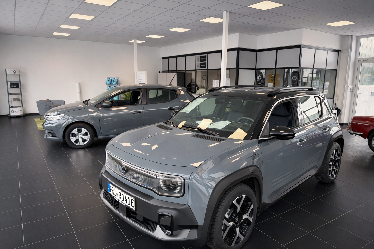 Innenansicht des Ausstellungsraums mit ausgestellten Fahrzeugen