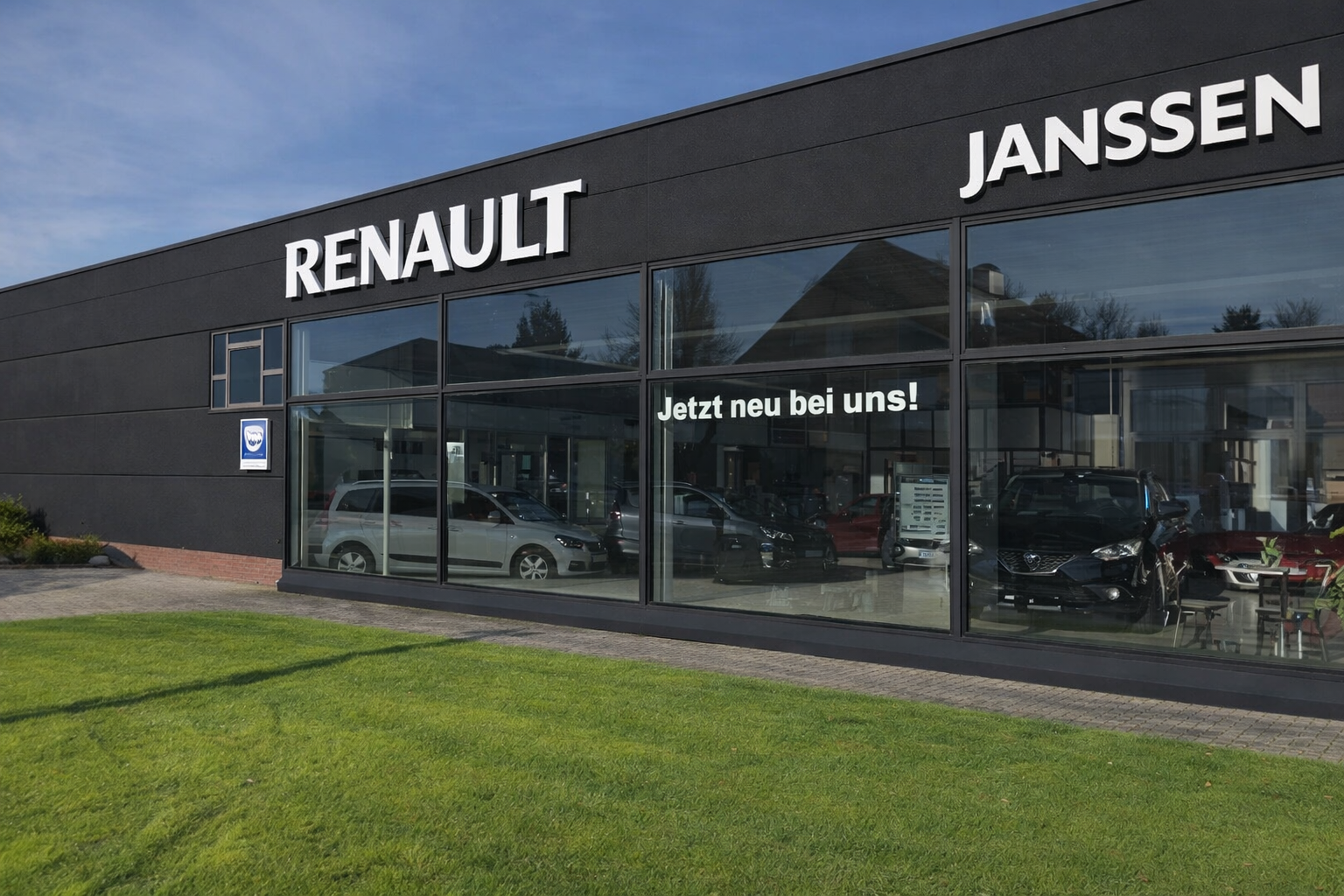 Außenansicht des Autohauses W. Janßen in Bockhorn mit modernem Design